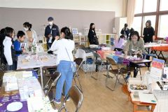 物づくり体験や小物販売でにぎわう会場