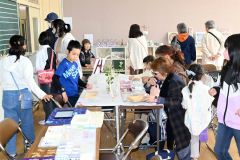 物づくり体験や小物販売でにぎわう会場