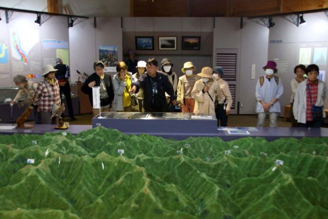 日高山脈巡るバスツアー好評　中札内村観光協会企画　「満足度８５％超」