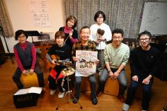 「チカＣカホン打！倶楽部」の「マリンバ・カホン打！コンサート」　カホンやマリンバの共演で１２曲