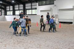帯広畜産大学の職員や学生のサポートを受けながら乗馬を楽しむ児童ら