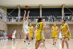 【女子決勝リーグ・帯大谷―白樺学園】第３クオーター、３ポイントシュートを放つ帯大谷の岩崎羽那（金野和彦撮影）