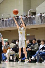 【女子決勝リーグ・帯大谷―白樺学園】第３クオーター、３ポイントシュートを放つ帯大谷の岩崎羽那（金野和彦撮影）