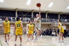 【女子決勝リーグ・帯大谷―白樺学園】第４クオーター、相手のディフェンスをかわし、ゴールを狙う帯大谷の畠山心菜（白色ユニホーム、金野和彦撮影）