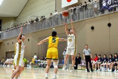 【女子決勝リーグ・帯大谷―白樺学園】第１クオーター、３ポイントシュートを放つ帯大谷の畠山心菜（白色ユニホーム、右）＝金野和彦撮影