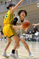 【女子決勝リーグ・帯大谷―白樺学園】第１クオーター、ゴールを狙う帯大谷の折笠瑠南主将（右）＝金野和彦撮影