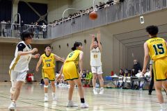【女子決勝リーグ・帯大谷―白樺学園】第１クオーター、３ポイントシュートを決める帯大谷の畠山心菜（白色ユニホーム、中央）＝金野和彦撮影