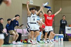 男子決勝・白樺学園―帯大谷（金野和彦委撮影）