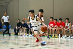【男子決勝リーグ・白樺学園―帯大谷】第２クオーター、相手ゴールへ攻め入る白樺学園の齊藤煌空（手前）＝金野和彦撮影