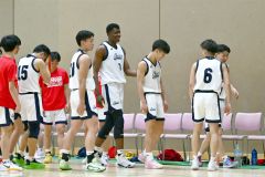 男子決勝・白樺学園―帯大谷（金野和彦撮影）