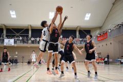 男子決勝・白樺学園―帯大谷（金野和彦撮影）
