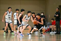 男子決勝・白樺学園―帯大谷（金野和彦撮影）