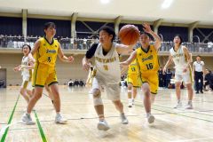 【女子決勝リーグ・帯大谷―白樺学園】第４クオーター、リバウンドのボールを奪う帯大谷の折笠瑠南主将（白色ユニホーム、手前）＝金野和彦撮影