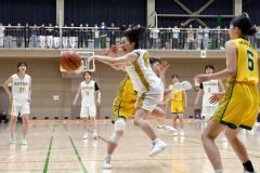 【女子決勝リーグ・帯大谷―白樺学園】第３クオーター、ゴールへ果敢に攻め込む帯大谷の畠山心菜（手前の白色ユニホーム、金野和彦撮影）