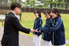 女子個人戦で優勝し、賞状を受け取る齊藤胡果（帯三条、手前）