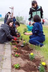 花壇整備に汗を流す生徒ら
