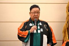 あいさつする和田会長