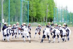 【リーグ戦・帯大谷―帯南商】初回の守りの前に円陣を組み士気を高める帯大谷の選手たち
