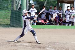 【リーグ戦・帯大谷―帯南商】帯大谷は３回１死三塁で船戸ゆなが右前へ適時三塁打を放ち、１０―０とリードを広げる