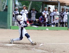 【リーグ戦・帯大谷―帯南商】帯大谷は１回２死二塁で貞廣実怜主将が三遊間を破る適時打を放ち、３―０とリードを広げる