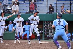 【１回戦・東海大札幌―滝川西】東海大札幌は８回に、５―３と勝ち越し、次打者の砂田左漸（中央）が雄叫びを上げる（金野和彦撮影）