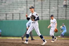 【１回戦・東海大札幌―滝川西】７回バント処理後、仲間とアウトカウントを確認する砂田左漸投手（金野和彦撮影）