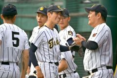 【１回戦・東海大札幌―滝川西】７回、滝川西に２―２の同点に追い付かれ、悔しい表情を見せる東海大札幌の砂田左漸投手（中央）（金野和彦撮影）