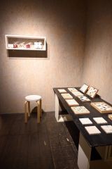 タイルでトレーや鍋敷きづくり　小物も展示　ミントカフェで来月１日まで 3