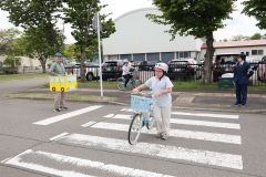 実際に横断歩道を渡り交通ルールを確認する児童たち
