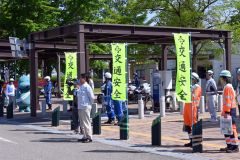 十勝平原ＳＡで交通安全を呼び掛けるネクスコ社員と十勝隊