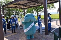 十勝平原ＳＡで安全運転を呼び掛けるマナーティ