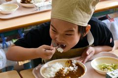 「広尾産ほっきカレー」をおいしそうに頬張る子どもたち（広尾小学校、広尾町提供）