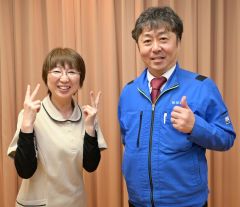 新代表の志戸田さん（左）と旧代表の岡崎さん