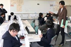 「広尾学」を担当する「広尾高校魅力向上コーディネーター」として生徒にアドバイスを送る錦古里さん