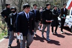 広尾サンタランドの視察をサポートする錦古里さん（右）