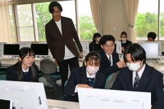 「広尾学」を担当する「広尾高校魅力向上コーディネーター」として生徒にアドバイスを送る錦古里さん