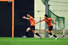 【決勝・帯北―帯緑陽】帯北は後半の立ち上がり、ＦＷ秋野蒼空（左）が先制点ゴールを決め、ベンチへ向かって走り出す（金野和彦撮影）