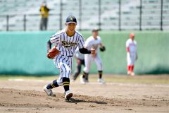 【１回戦・白樺学園―立命館慶祥】７回、立命館慶祥を無得点に抑え、小さくガッツポーズを見せる白樺学園の先発神谷春空投手