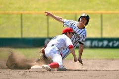 【１回戦・白樺学園―立命館慶祥】白樺学園７回、１死から中前に適時打を放った後藤健が、二盗を成功させる（金野和彦撮影）