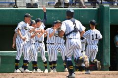 【１回戦・白樺学園―立命館慶祥】４回、立命館慶祥を無得点に抑え、ベンチ前で神谷春空投手（左。背番号１１）を向かえる白樺学園ナイン（金野和彦撮影）
