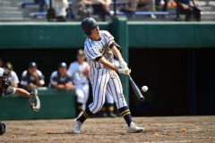 【１回戦・白樺学園―立命館慶祥】白樺学園は４回、２死三塁、久保翔馬が左越えの適時打を放ち、４―０とする（金野和彦撮影）