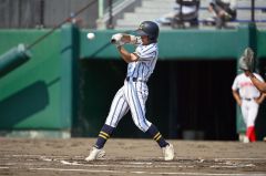 【１回戦・白樺学園―立命館慶祥】白樺学園は初回、無死一塁で川島陽琉が右越えの二塁打を放つ