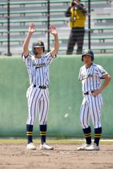 【１回戦・白樺学園―立命館慶祥】白樺学園は８回、２死一塁、冨澤悠斗（左）が右前打で出塁し好機をつくる（金野和彦撮影）