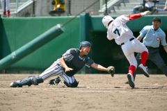 【１回戦・白樺学園―立命館慶祥】立命館慶祥は８回、２死一塁で右中間適時打で一走が本塁を突くも、白樺学園の好返球で、大西遥斗捕手（左）がタッチアウトに仕留める（金野和彦撮影）