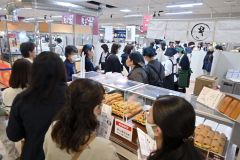 買い物客でにぎわう会場