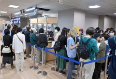 １３ブランドが実演販売。人気店には長い行列ができた