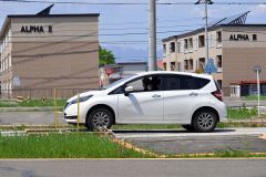 段差乗り上げやＳ字通行で運転技術を確認した参加者