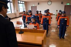 遠藤幹事長（手前）に「誓いのことば」を述べる藤原さん