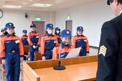 遠藤幹事長（手前）に「誓いのことば」を述べる藤原さん