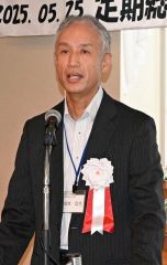 あいさつする垣本会長